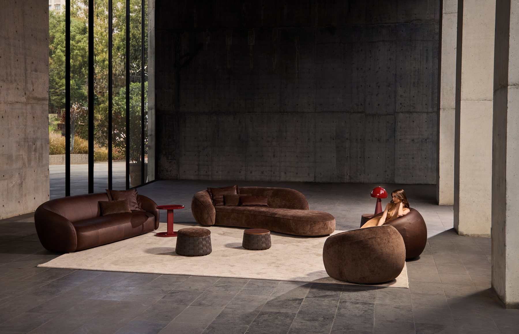 Sala Azzar de Tutto Pelle en piel chocolate, en un espacio de concreto con luz natural