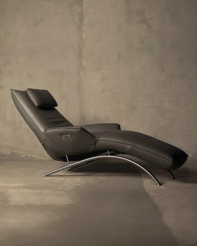 El chaise lounge Bazzta redefine el confort con un diseño moderno y envolvente que invita a desconectarte del mundo. Su silueta elegante brinda una experiencia de descanso superior.