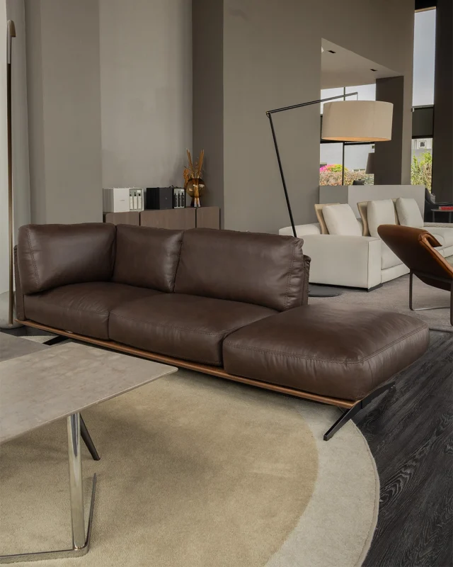 Visítanos en cualquiera de nuestros showrooms o en tienda en línea y conoce muebles pensados para tu espacio, hechos con atención en cada detalle.